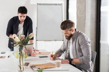 Çalışma ortamı meşgul iş arkadaşları arasında