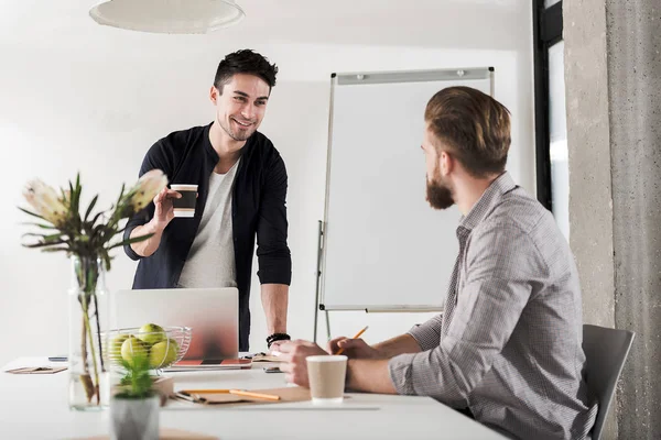 Felices colegas sonrientes en el trabajo — Foto de Stock