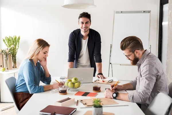 Drukke collega's doen hun werk — Stockfoto