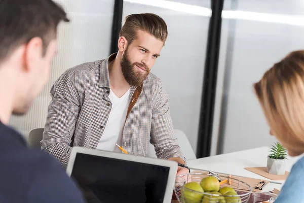 Lief lachend bebaarde manager onder collega 's — Stockfoto