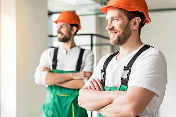 Obreros felices mirando con sonrisa — Foto de Stock