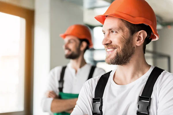 Hilarantes erectores sonrientes en la habitación — Foto de Stock