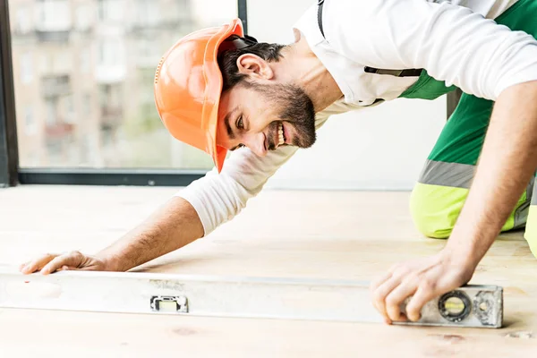 Happy sorrindo construtor usando a ferramenta — Fotografia de Stock