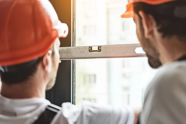 Constructores que utilizan la herramienta necesaria para el trabajo — Foto de Stock