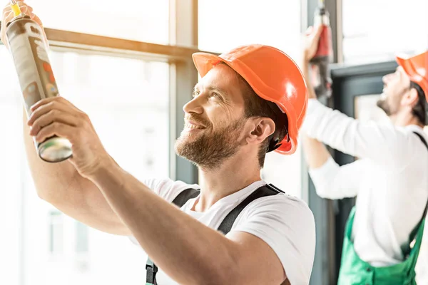 Alegres constructores sonrientes haciendo su trabajo —  Fotos de Stock