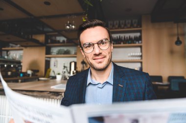 Mutlu adam makale kafede üzerinden seyir