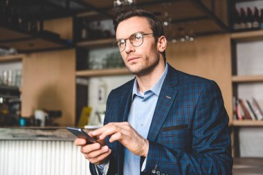 Dalgın adam Şekerleme dükkanı SMS gönderme