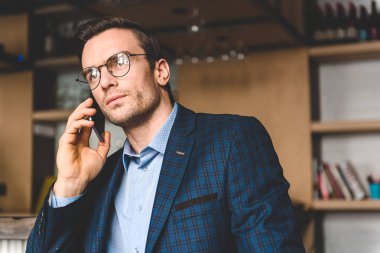 Cep telefonu söylüyorum sakin erkek