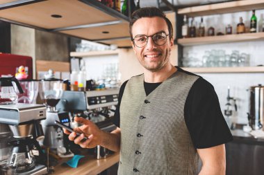 Giden erkek cellphone tarafından SMS gönderme