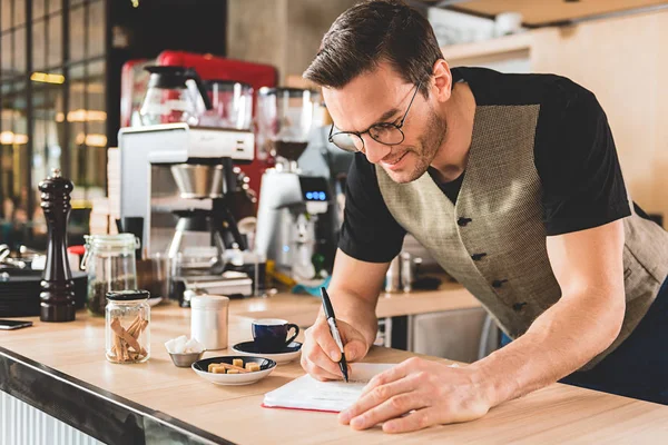 Gelukkig man schrijven recept van smakelijke drank — Stockfoto