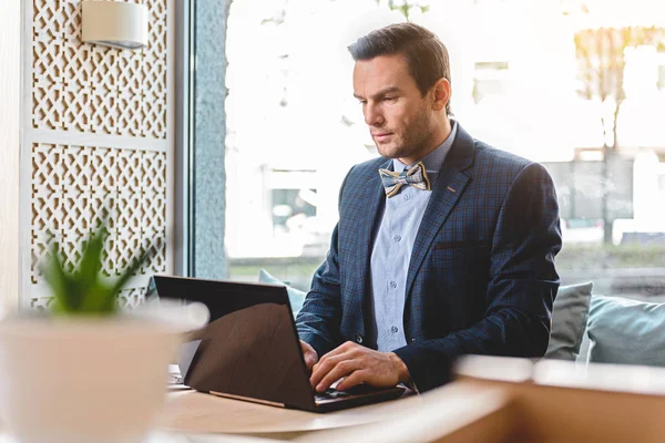 Uomo d'affari calmo che lavora su computer portatile in ufficio — Foto Stock