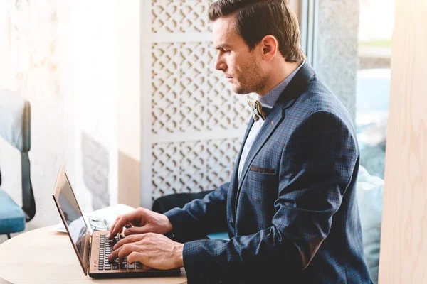 Calma digitazione maschile sulla tastiera in appartamento — Foto Stock