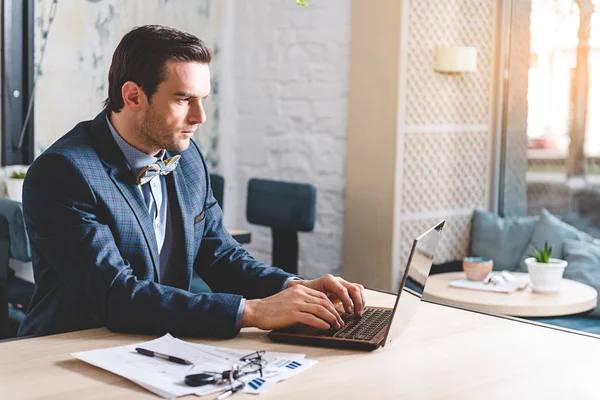 Ordelijke mannelijke werken bij laptop — Stockfoto