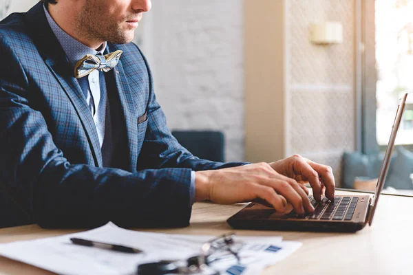 Mannelijke handen werken bij laptop in kantoor — Stockfoto