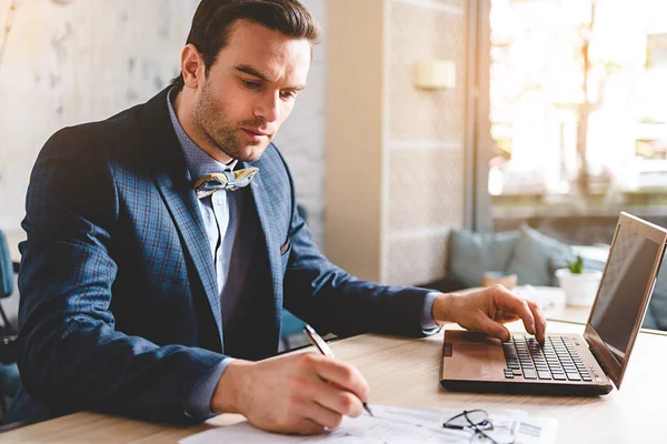 Ordinato uomo d'affari che scrive su carta in camera — Foto Stock