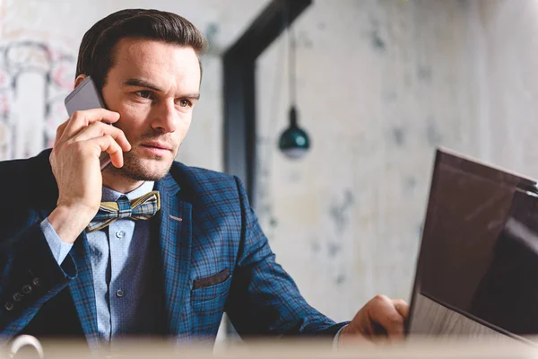 Serene man vertellen op cellphone in appartement — Stockfoto