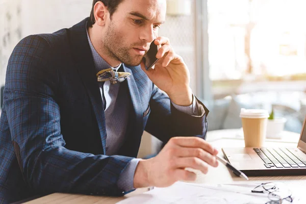 Maschio disturbato che racconta a cellulare in ufficio — Foto Stock