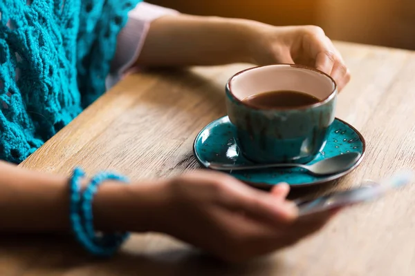 Veselá dívka zpráv na smartphone během přestávky na kávu — Stock fotografie