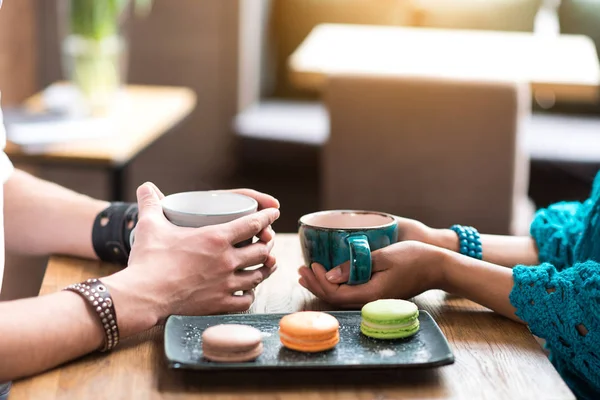 Hombre y mujer comiendo comida dulce en la fecha —  Fotos de Stock