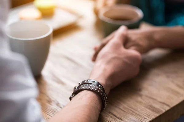 Aanhankelijk man en vrouw dateren in café — Stockfoto