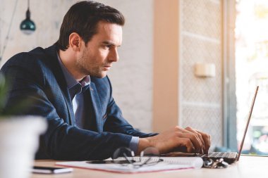 Sakin erkek notlar dizüstü bilgisayarda yapma