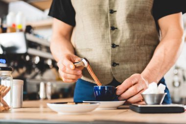 Erkek silah baharat mug içinde aşağı taşıma