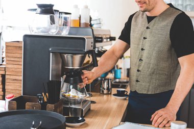 Neşeli barmen içecek fincan yapmak