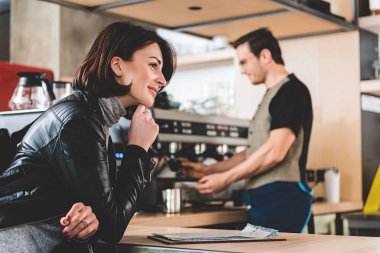 Mutlu ziyaretçi fincan kahve için bekliyor