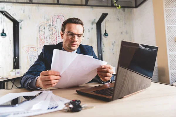 Orderly male reading documents in room — Stock Photo, Image