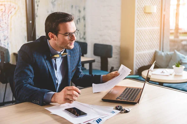 Samengesteld man zoekt op scherm van de laptop — Stockfoto