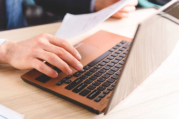 Homem armas escrevendo no computador notebook — Fotografia de Stock