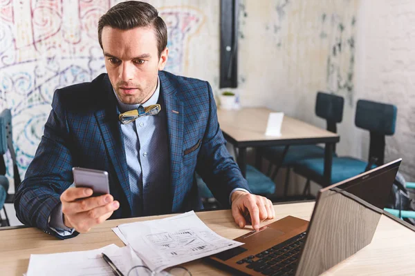 Astonished male watching at cellphone in room — Stock Photo, Image