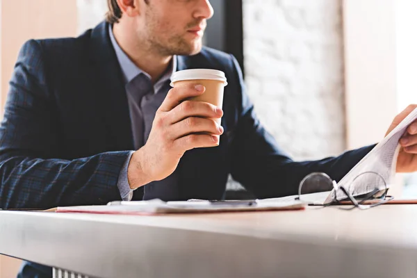 Calma bebida degustación masculina en la oficina — Foto de Stock