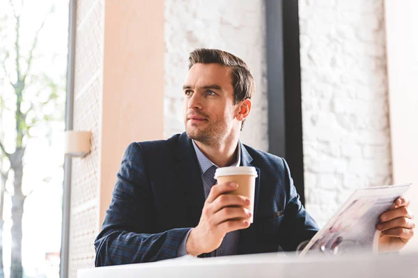 Uomo d'affari pensieroso che beve caffè a tavola — Foto Stock