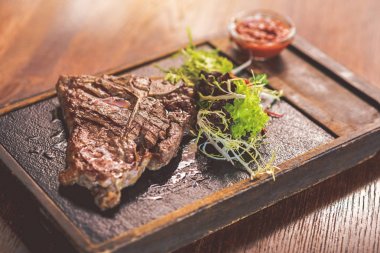 İştah açıcı kızarmış yemek masasında hizmet