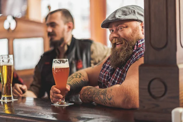 Hombres felices pasando tiempo juntos en el pub — Foto de Stock