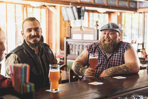 Positiva vuxna män vilar i bar — Stockfoto
