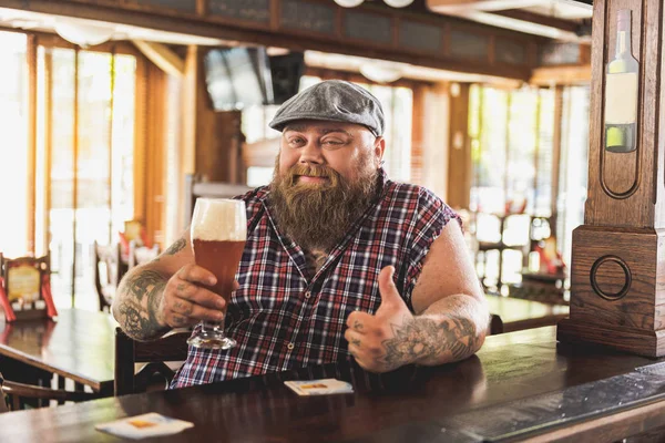 Chico barbudo alegre disfrutando de cerveza fría — Foto de Stock