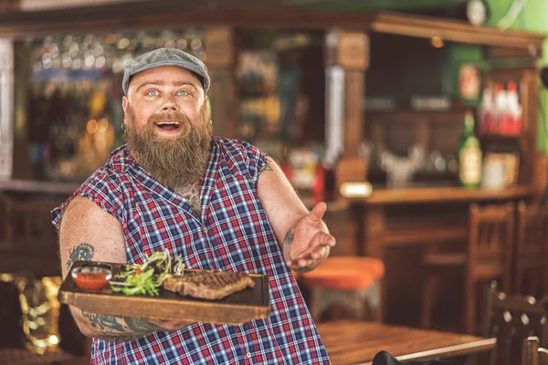 Fat man poseren met steak lacht — Stockfoto