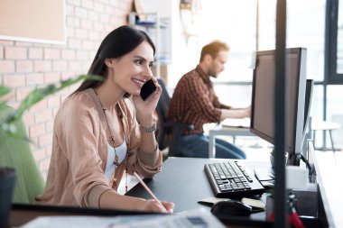 Ofiste mutlu gülümseyen kadın