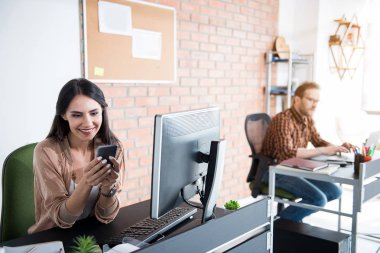 Neşeli gülümseyen kadın işçi telefon kullanma