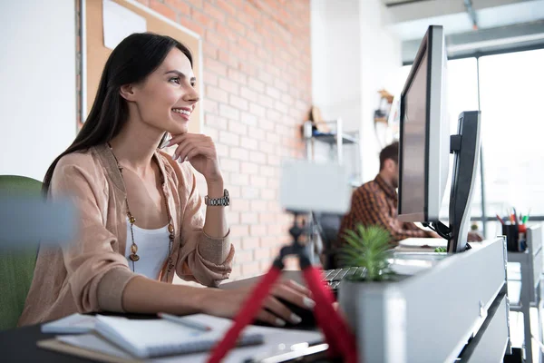 Hilarante sonriente trabajador en la oficina — Foto de Stock