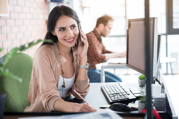 Feliz sonriente trabajadora hablando por teléfono —  Fotos de Stock