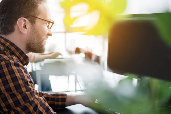 Travailleur actif utilisant un ordinateur au bureau — Photo