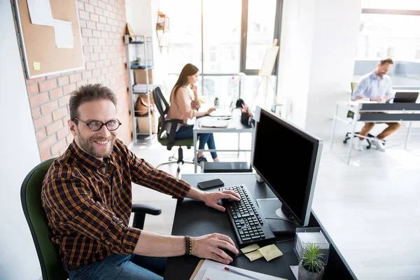 Happy smiling office worker in room — Stock Photo, Image