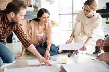 Ofiste çalışan insanlar gülümseyerek Düldül