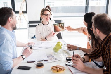 Resepsiyon iletişim neşeli gülümseyen iş arkadaşları