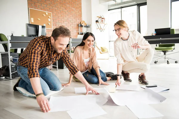 Alegres empleados sonrientes trabajando juntos — Foto de Stock