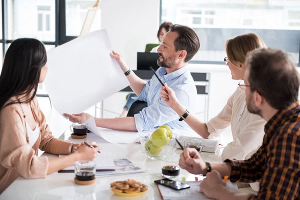 Squadra interessata che lavora in ufficio — Foto Stock