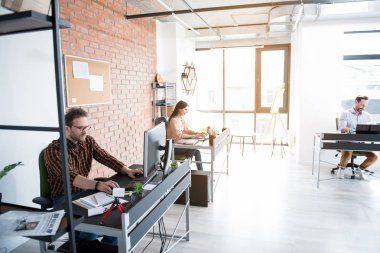 Meşgul ofis çalışanları işlerini